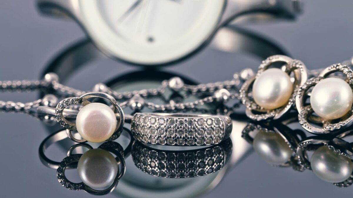 Top 5 Reasons to Gift Jewelry to Your Friends